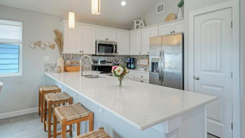 Cinnamon Shore House | Salty Texan by AvantStay Central Location Views