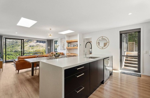 Sunshine Bay Apartment | Sam`s Sanctuary | Fernhill Home