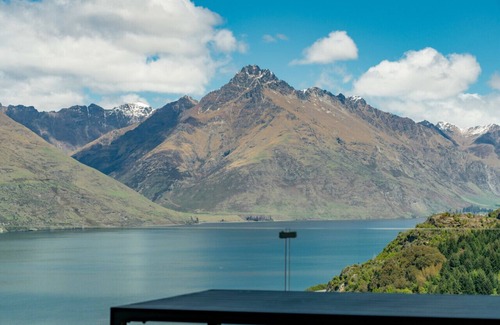 Sunshine Bay Apartment | Sam`s Sanctuary | Fernhill Home
