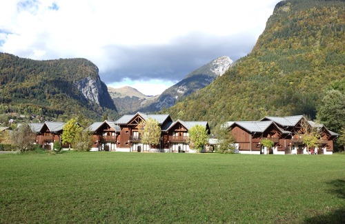Samoens Ski Chalet | Samoens Village, Sleeps 8 - 9, 4 Bedrooms, 2 bathrooms, Shared Pool.