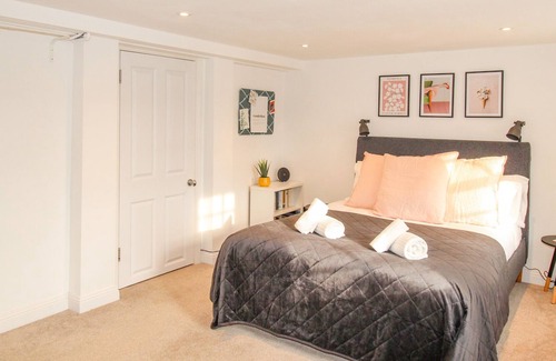 Langton Matravers Cottage | SAMPHIRE COTTAGE, pet friendly, with a garden in Langton Matravers