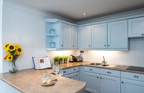 Rock Cottage | SAMPHIRE, pet friendly, with open fire in Rock