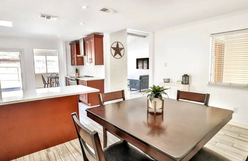 San Antonio House | San Antonio Escape. Close to Lackland, SeaWorld, Fiesta Texas, and Riverwalk