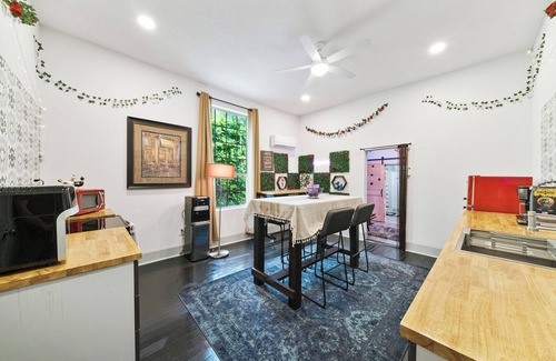 Alta Vista Apartment | San Antonio Furnished Getaway l 30+ Night Stay