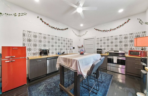 Alta Vista Apartment | San Antonio Furnished Getaway l 30+ Night Stay