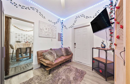 Alta Vista Apartment | San Antonio Furnished Getaway l 30+ Night Stay