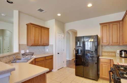 Wetmore House | San Antonio Getaway w/Deck, Fenced-In Yard!