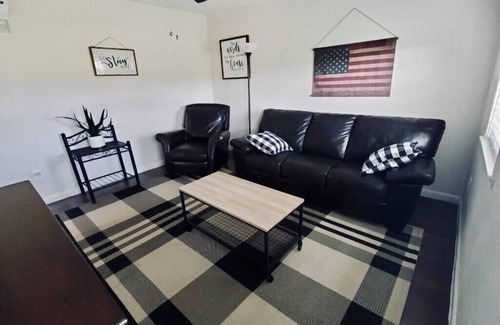 Southside House | San Antonio patriotic stay! Welcome BMT!