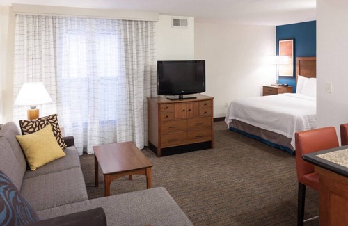 San Bernardino House | San Bernardino Studio with Continental Breakfast, Self Parking, & Gym