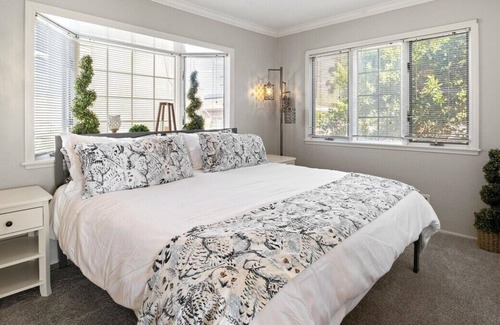 Winter Gardens Villa | San Diego East Colonial w/views & Waterfall spa by Chateau Etue