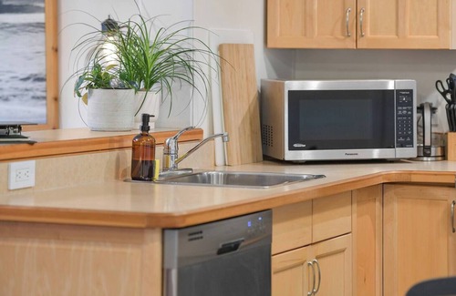 Port Renfrew House | San Juan Surfhouse - Hot Tub. Oceanfront. Amazing view, Premium Oceanfront Vacation Rental