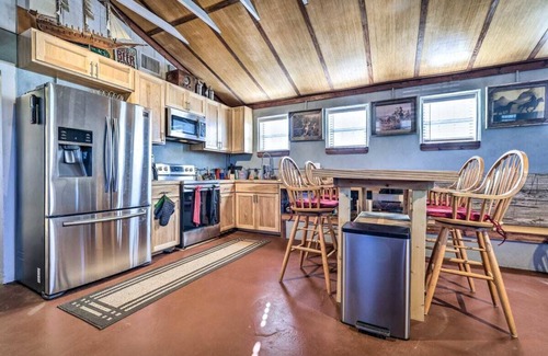 Martindale House | San Marcos Get Away! Waterfront with Gameroom and Pickleball court! No pets!