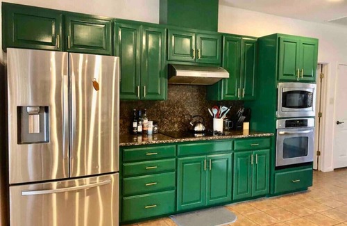 Martindale House | San Marcos River House I 2 Pickleball Courts I Sleeps 20+ l Hot Tub l 3 acres