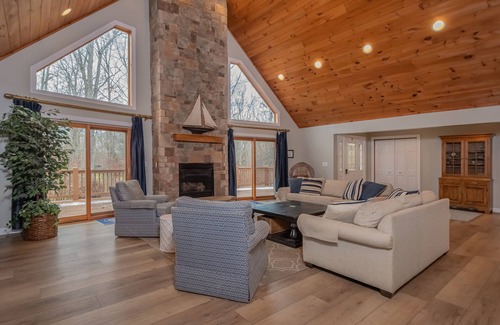 Blakeslee House | San-Stress | Lake Access, Big Yard, Community Pool