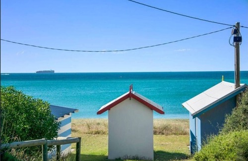 Safety Beach House | 'sanary' A Modern Beach Home in Martha Cove Marina