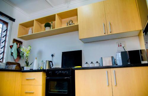 Lusaka Apartment | Sanctuary Aparthotel-AC-Garden- Solar-Wi-Fi -Firepit-Park-Carport