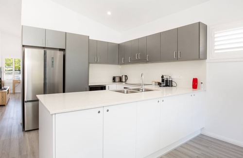 Sanctuary Point House | Sanctuary Blue - Pet Friendly - 5 Mins to Hyams Beach
