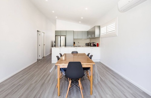 Sanctuary Point House | Sanctuary Blue - Pet Friendly - 5 Mins to Hyams Beach