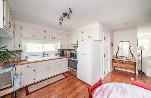Bedford Apartment | Sanctuary Suite: Breathtaking Mountain Views, Private Farmhouse Apartment