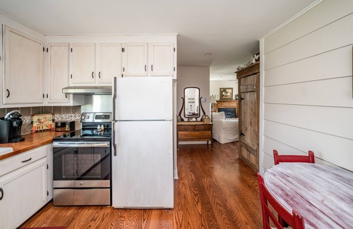 Bedford Apartment | Sanctuary Suite: Breathtaking Mountain Views, Private Farmhouse Apartment