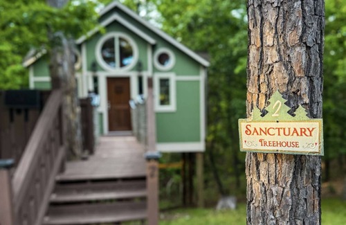 Eureka Springs Cottage | Sanctuary Treehouse with Jacuzzi