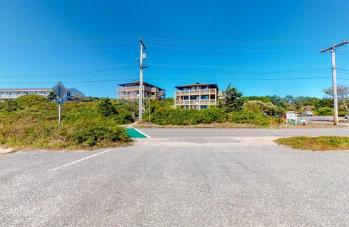 North Truro Hotel | Sand & Beach Within Reach