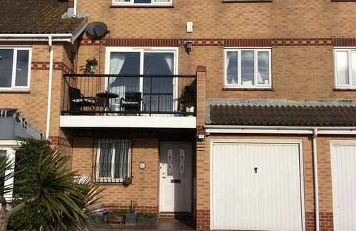 Clacton-on-Sea House | Sand Castles ~ Beachfront town house