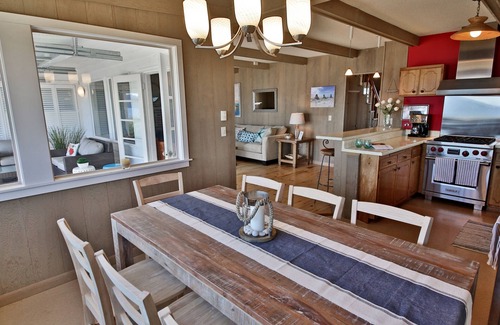 Sunlight Beach House | Sand Dollar Beach House on Sunlight Beach . right on the beach