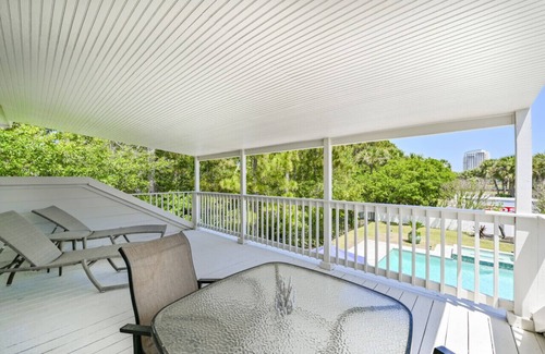 Gulf Pines House | Sand Dollar Hideaway 4 Bedroom & 4 Bath Cottage with Guest House