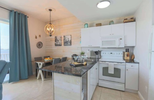 St. Petersburg - Clearwater Apartment | Sand Dollar Point - Pool, Bay, Hot Tub, 10 min to beach
