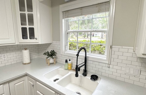 Beaufort House | Sand In My Boots, Minutes to Parris Island & Beaufort and the beach!