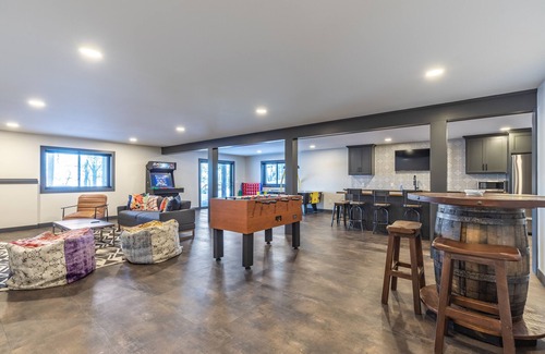 Hayward House | Sandalwood Retreat on Round Lake - Waterfront property with screened porch ￼