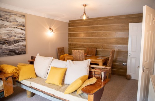 Eastbourne City Centre Apartment | Sandbanks. The Beach House Apartments, central, parking and walk to the beach