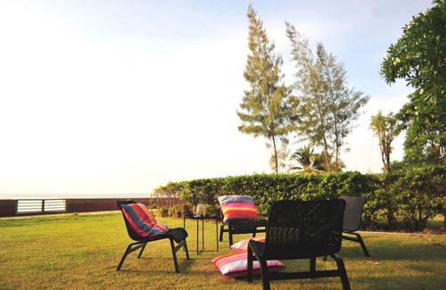 Bang Lamung Villa | Sandbox House · Beach House by the Sea | 20 mins from Pattaya city
