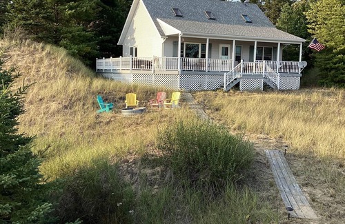 Gulliver House | Sandbox on Michibay: Autumn on Lake Michigan – Fall Colors & Cozy Nights Await!
