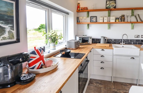 Sandilands Cottage | SANDERLINGS COTTAGE, pet friendly, with a garden in Sutton-On-Sea