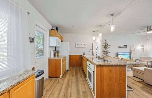 Satellite Beach Apartment | Sandpiper 𓇼 2BR/1BA Across From Beach!