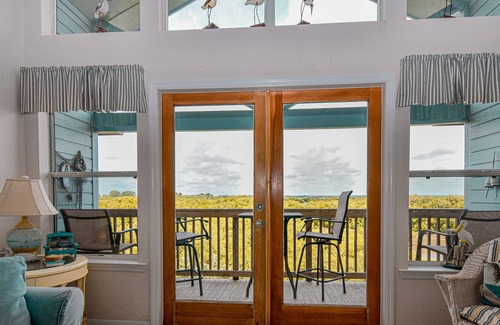 Cedar Key Condo | Sandpiper 10E loft unit pool hot tub beach water view