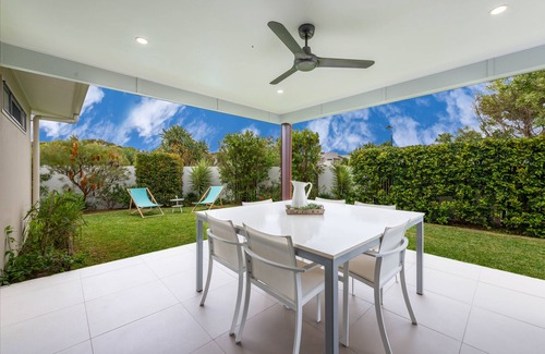 Mount Coolum House | SANDS BEACH HOUSE B - beachside/wifi/enclosed garden/outdoor shower