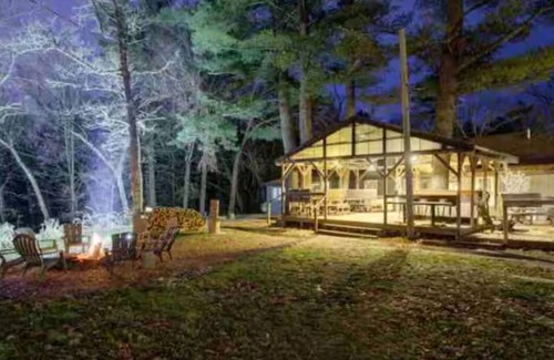 Wisconsin Dells Cabin | Sandstone Rustic Retreat & Dells Domes - 9 units- Sleeps 26