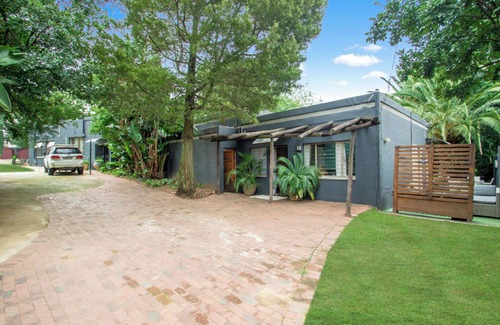 Greater Johannesburg Metropolitan Area House | Sandton Guesthouse 5Bedroom Sleeps 12 SwimmingPool