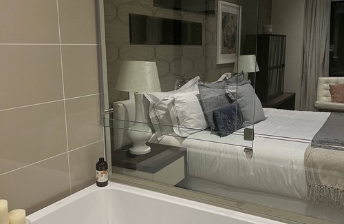 Greater Johannesburg Metropolitan Area Hotel | Sandton Sky Executive Suite with a stunning view on 7th floor