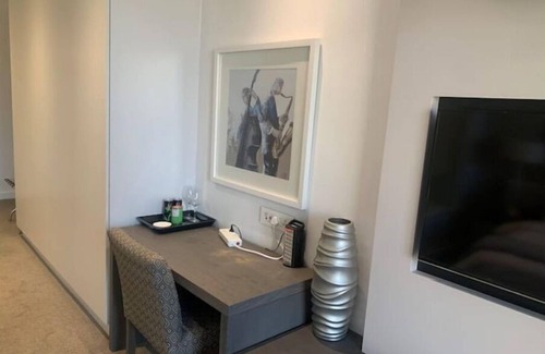 Sandown Condo | Sandton Skye Stylish Apartment free WIFI & Gym
