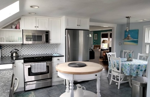 West Yarmouth House | SANDTRAP! BEACH short walk! Marinas, Golf, Shopping & Restaurants short drive!