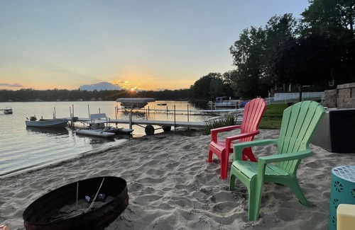 Gladwin House | Sandy beach front LAke House