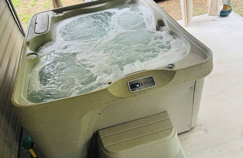 Sulphur Cabin | Sandy Creek Hideaway -Couples Cabin -Hot Tub