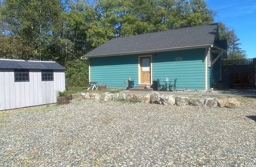 Regional District of Nanaimo Cottage | Sandy Dollar Retreat n Beachy themed carriage house in Parksville