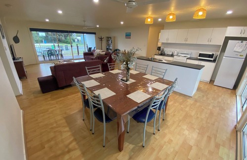 Minlacowie House | Sandy Feet Retreat- Short walk to the beach. Dog friendly!