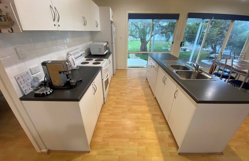 Minlacowie House | Sandy Feet Retreat- Short walk to the beach. Dog friendly!