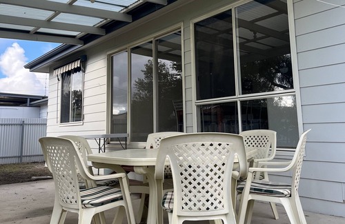 Minlacowie House | Sandy Feet Retreat- Short walk to the beach. Dog friendly!